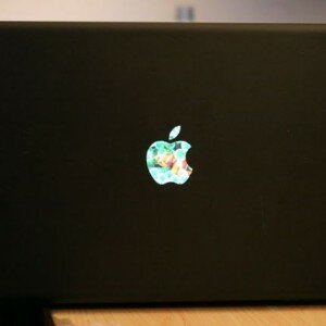 Apple MacBook с дисплеем в логотипе