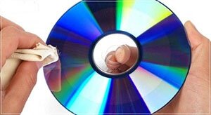  протираем CD диск